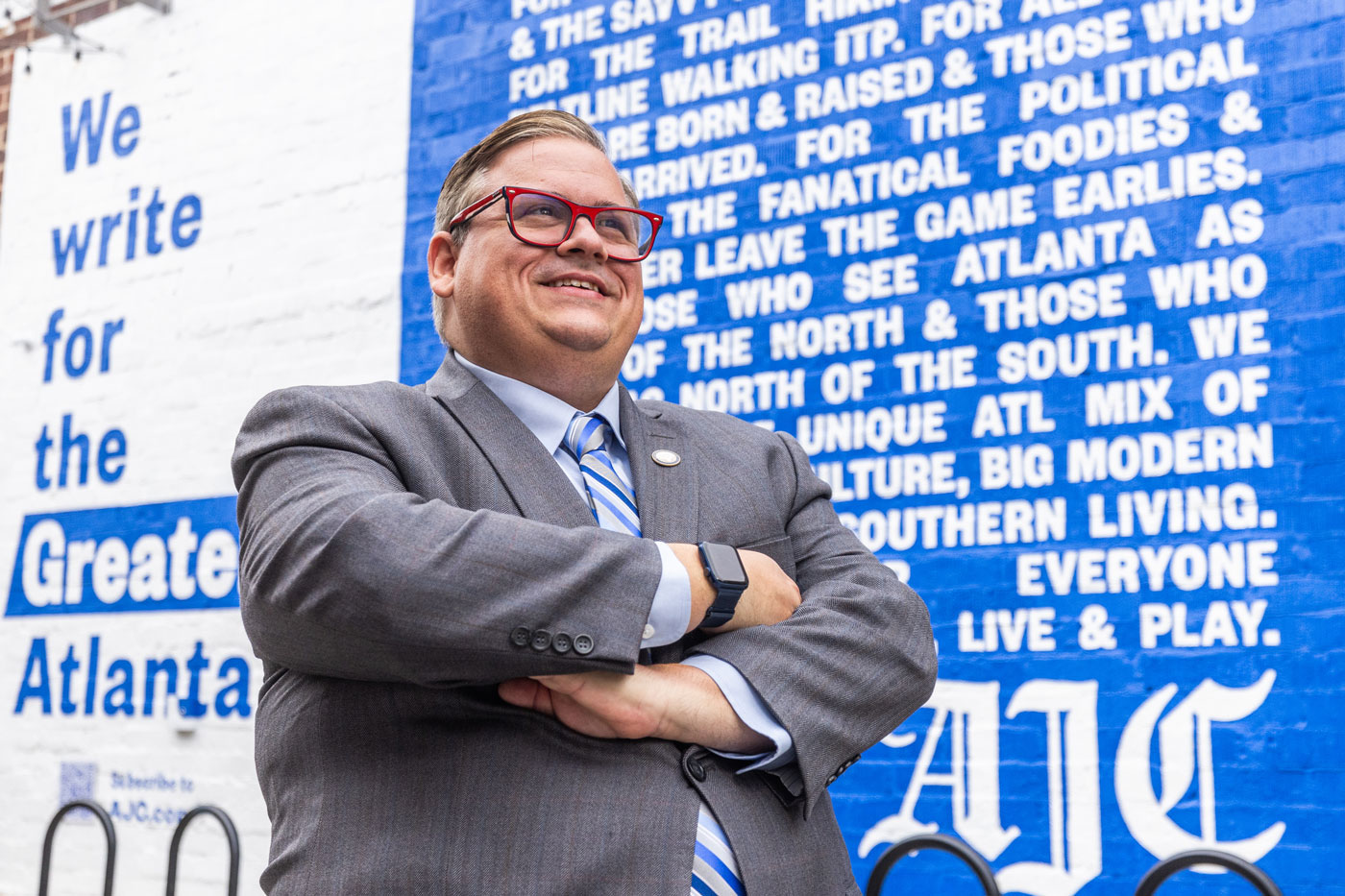 Charles Minshew in front of an AJC mural in Atlanta